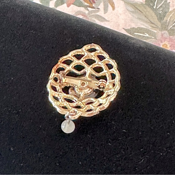 Vintage Black & White Cameo Dangle Brooch Set in Gold Tone Victorian Revival - Picture 6 of 8